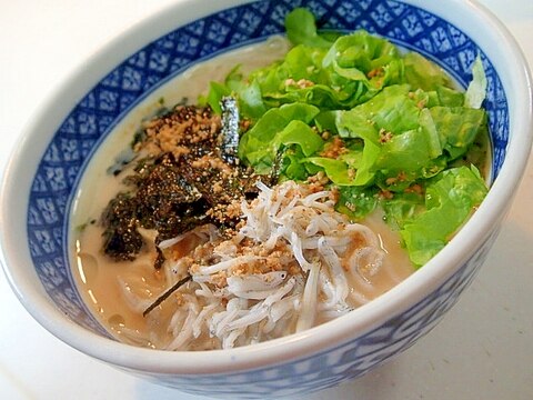 レタスとしらすともみ海苔の胡麻かけ豚骨ラーメン